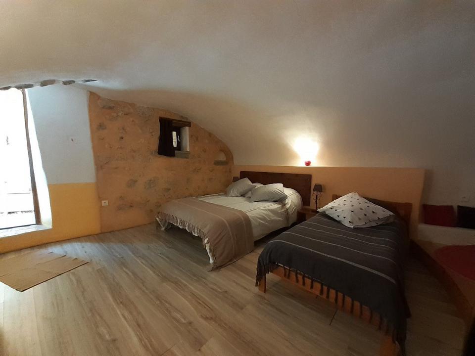 The vaulted bedroom - 3 beds